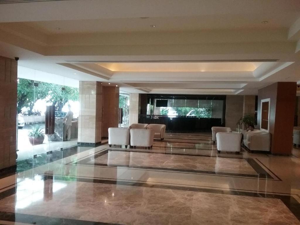 Elmi Hotel Surabaya Exterior photo