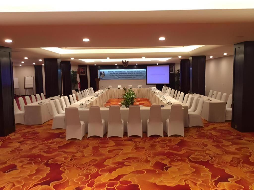 Elmi Hotel Surabaya Exterior photo