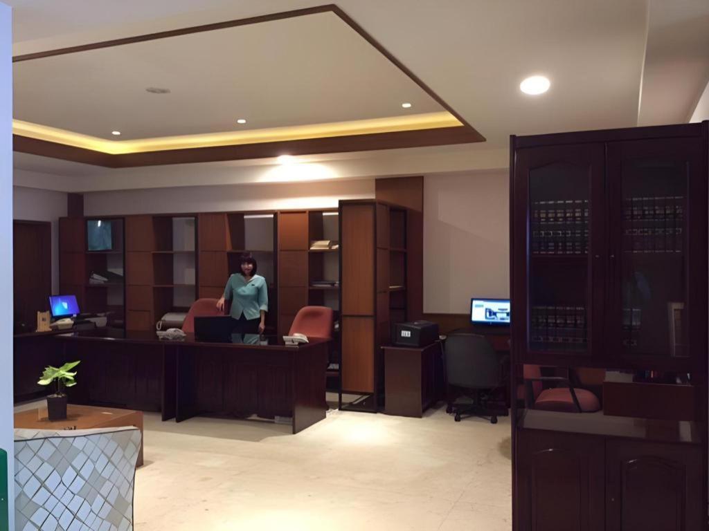 Elmi Hotel Surabaya Exterior photo