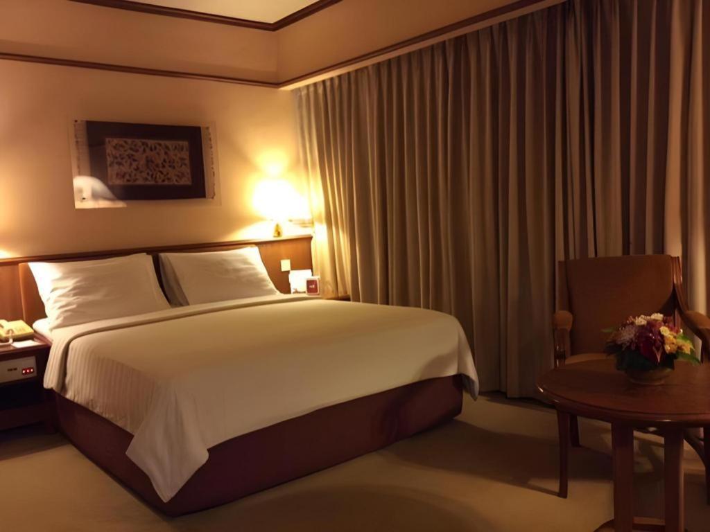 Elmi Hotel Surabaya Exterior photo