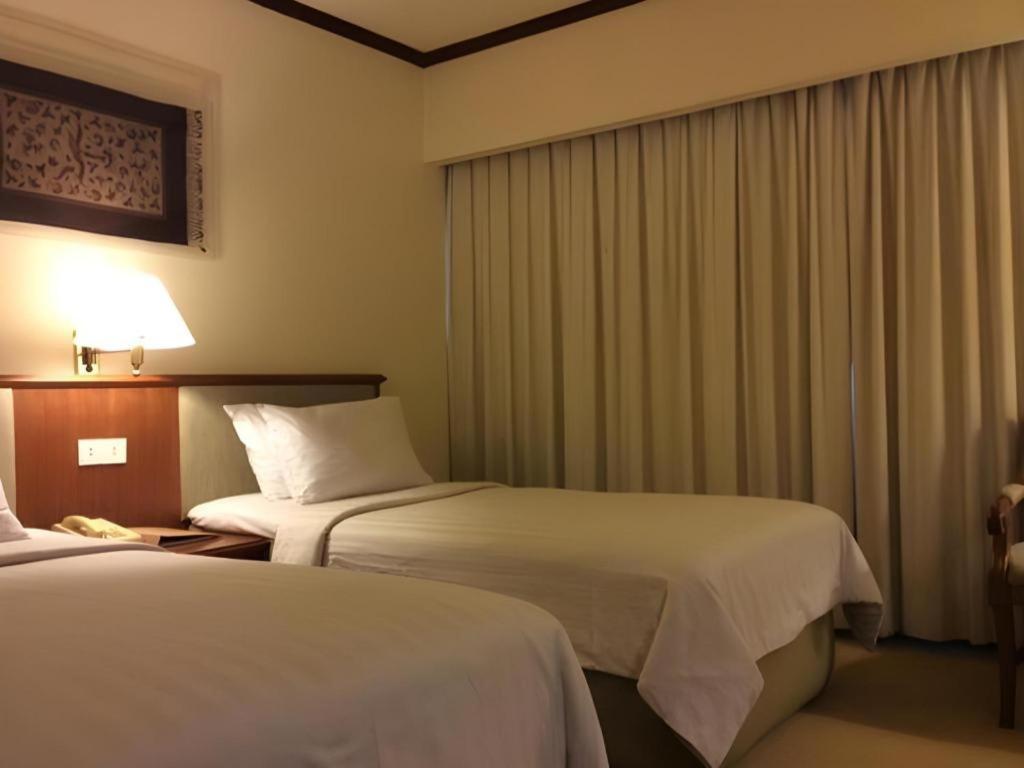 Elmi Hotel Surabaya Exterior photo